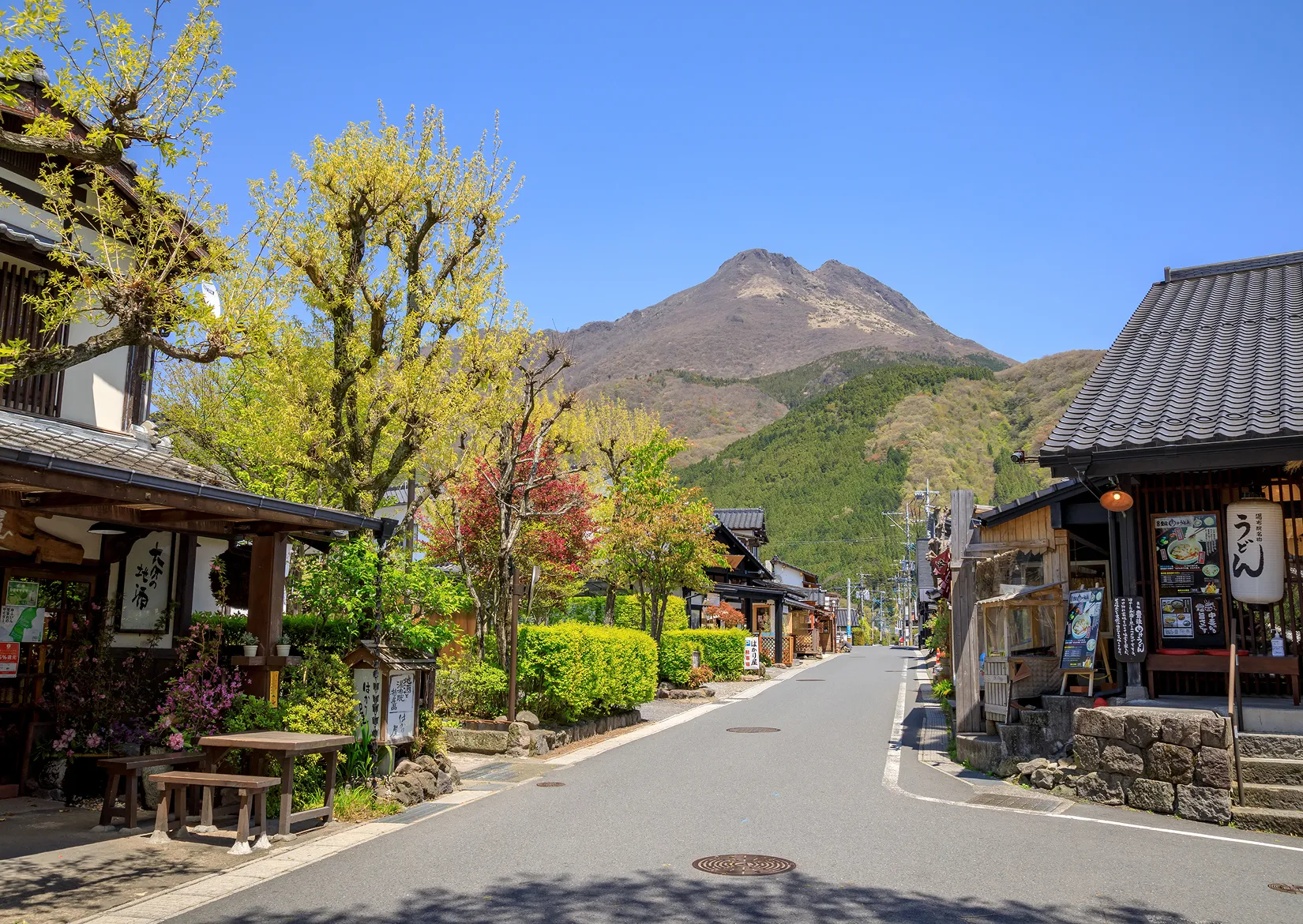 土産物屋が並ぶ湯の坪街道と奥に見える山並み
